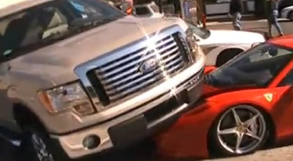 Autsch! Ferrari von Pick up zerquetscht