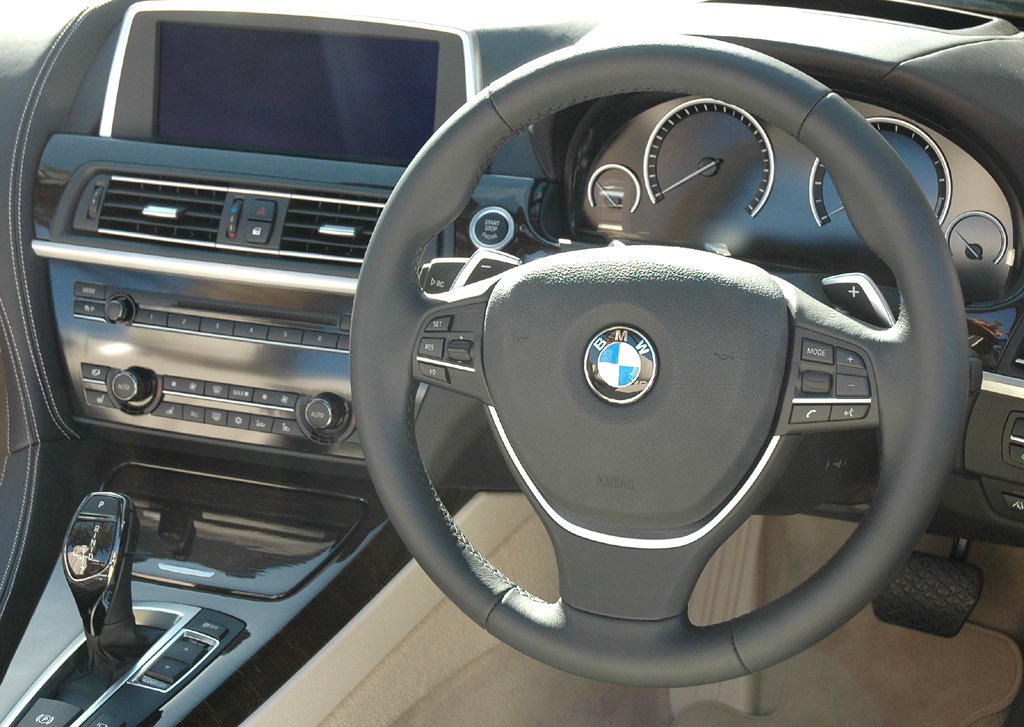 BMW 6er Cabrio: Blick ins Cockpit, hier beim Rechtslenker-Testmodell. 