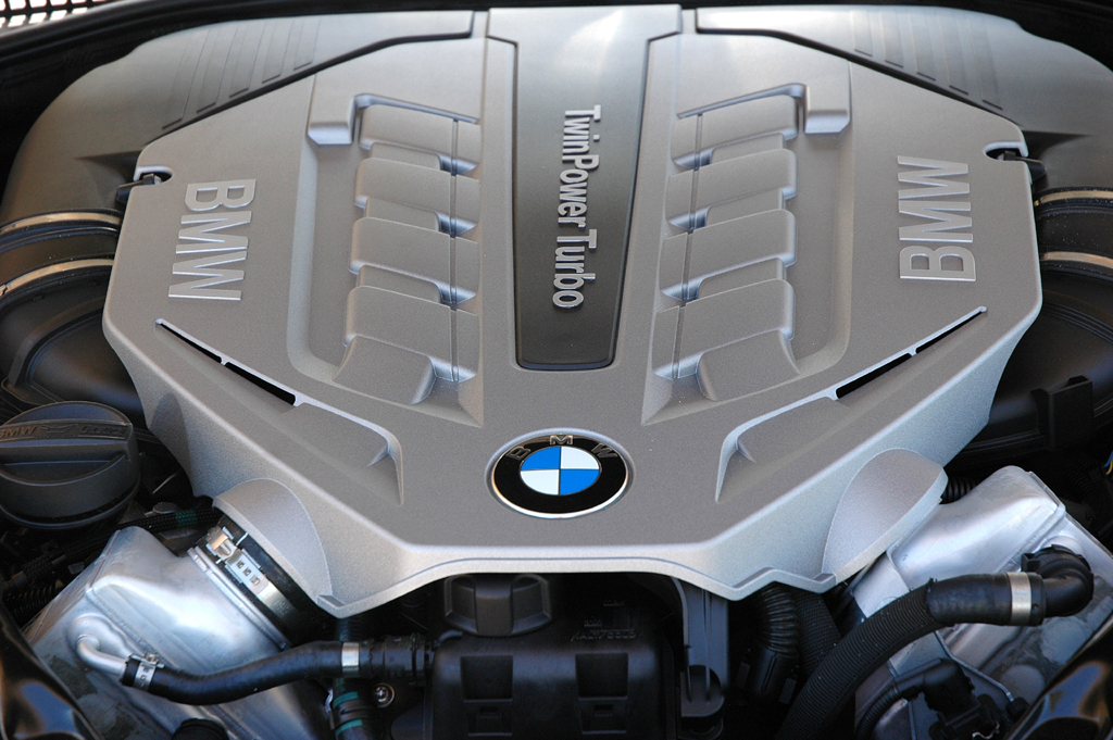 BMW 6er Cabrio: Blick unter die Motorhaube des großen 4,4-Liters. 