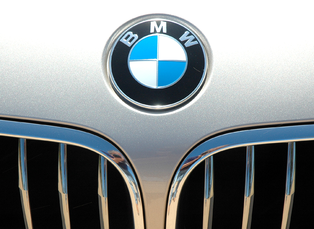 BMW 6er Cabrio: Das Markenlogo vorn sitzt über der Doppelniere. 