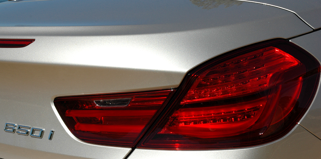 BMW 6er Cabrio: Moderne Leuchteinheit hinten mit Motorisierungsschriftzug. 