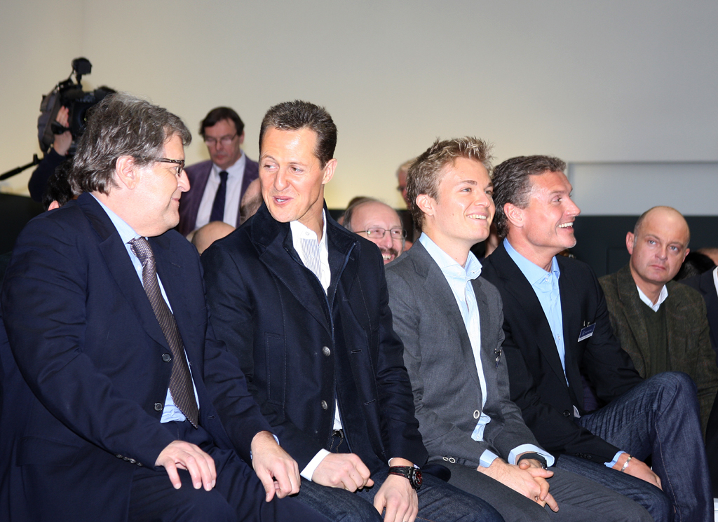 Bei der SLK-Weltpremiere: (von links) Mercedes-Motorsportchef Norbert Haug, Mercedes-Piloten Michael Schumacher, Nico Rosberg und David Coulthard. 