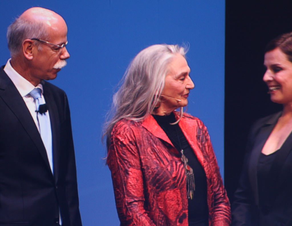 Benz-Urenkelin Jutta (Mitte) zusammen mit Daimler-/Mercedes-Chef Dieter Zetsche und Desiree Nosbusch, die durchs Programm führte. 