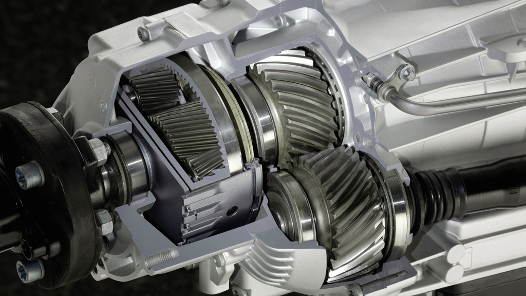 Blick in den Getriebestrang beim 4Matic-Permanentallrad von Mercedes. 
