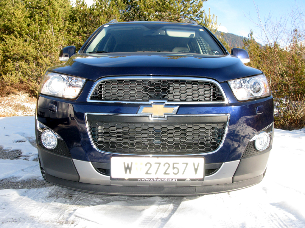 Chevrolet Captiva: Blick auf die bulliger wirkende Front des SUV. 