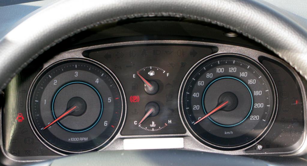 Chevrolet Captiva: Blick durch den Lenkradkranz auf die Rundinstrumentierung. 