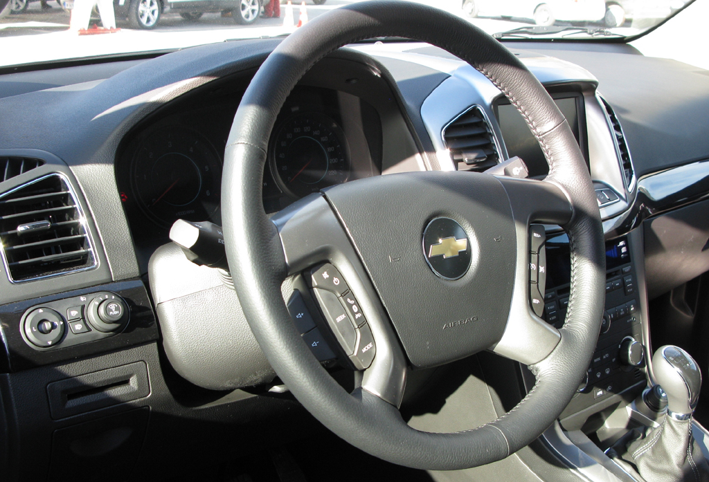 Chevrolet Captiva: Blick ins Cockpit des Geländegängers. 