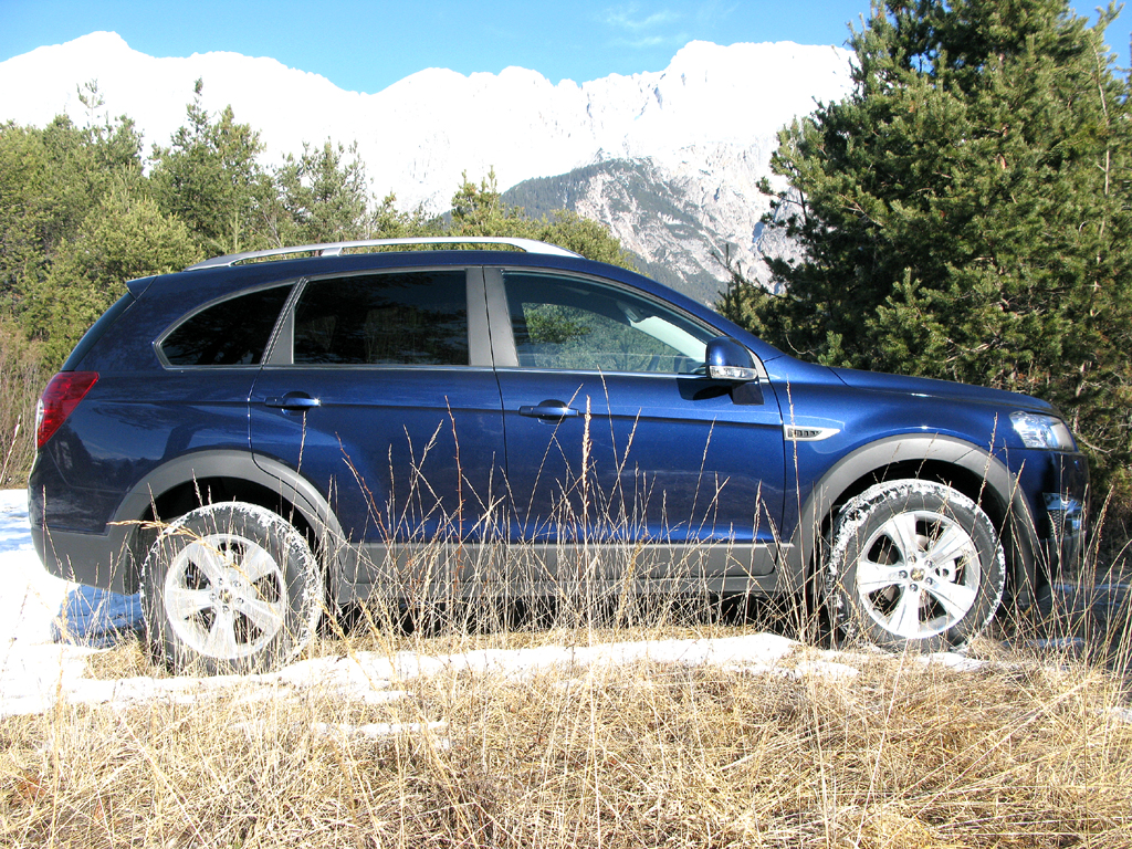 Chevrolet Captiva: Seitenansicht des Platz für bis zu sieben Personen bietenden SUV.