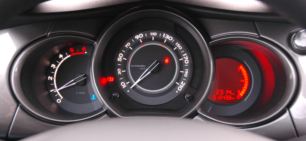 Citroën C3: Blick durch den Lenkradkranz auf die Rundinstrumentierung. 