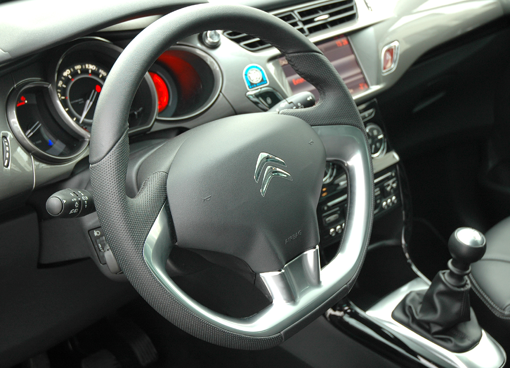 Citroën C3: Blick ins insgesamt noch ganz gut überschaubare Cockpit. 