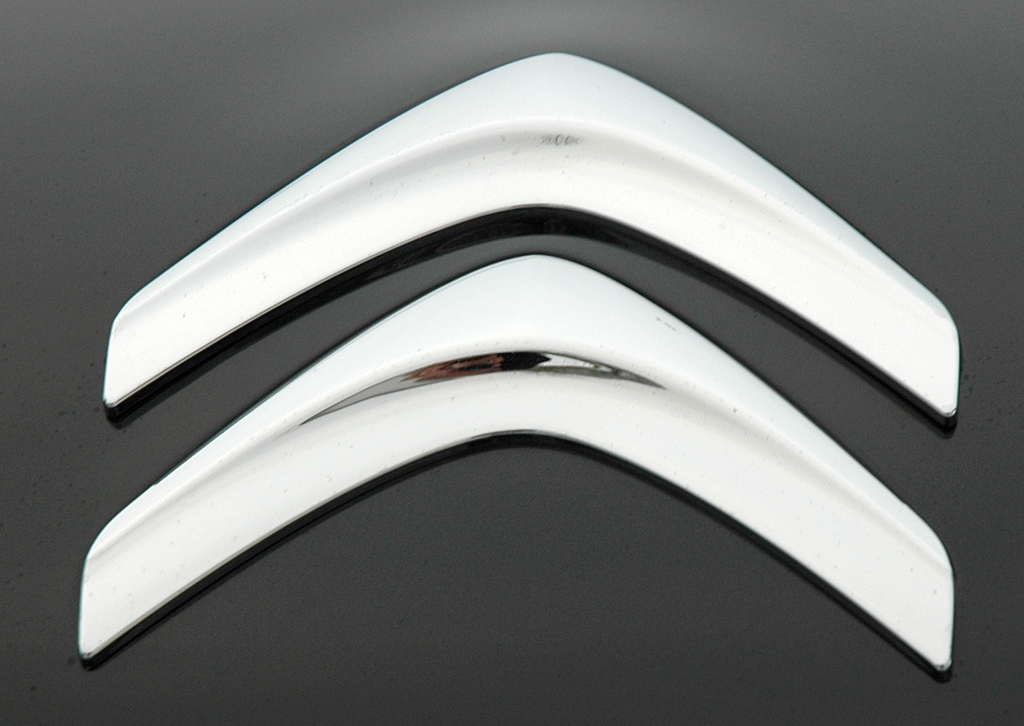 Citroën C3: Das Doppelwinkel-Markenlogo sitzt ganz vorn auf der Haube. 