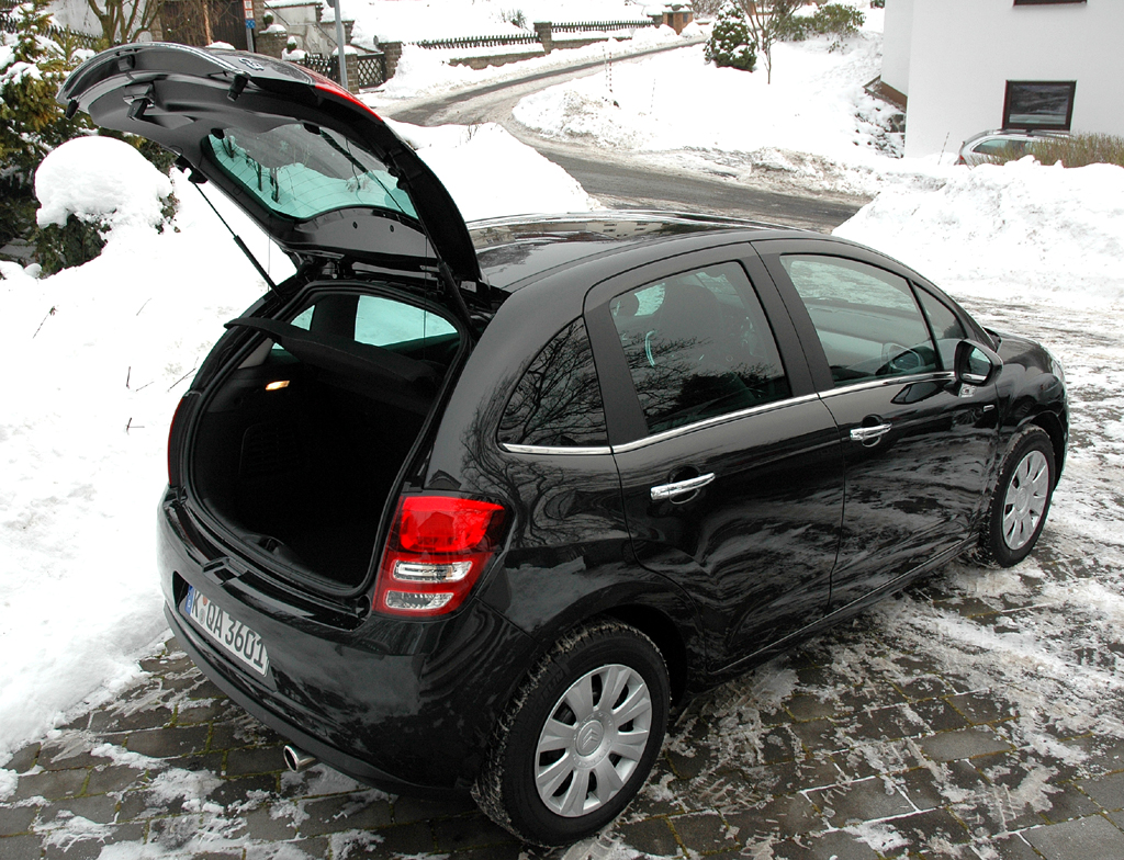 Citroën C3: Ins Gepäckabteil passen ordentliche 300 Liter hinein. 