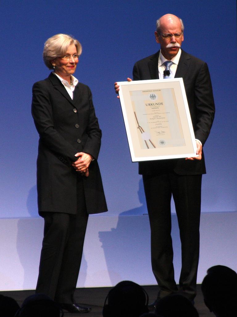 Cornelia Rudloff-Schäffer, Präsidentin des Deutschen Patent- und Markenamtes, übergibt Daimler-/Mercedes-Chef Dieter Zetsche die Urkunde für die so genannte Bipolare Rahmenflachzelle. 