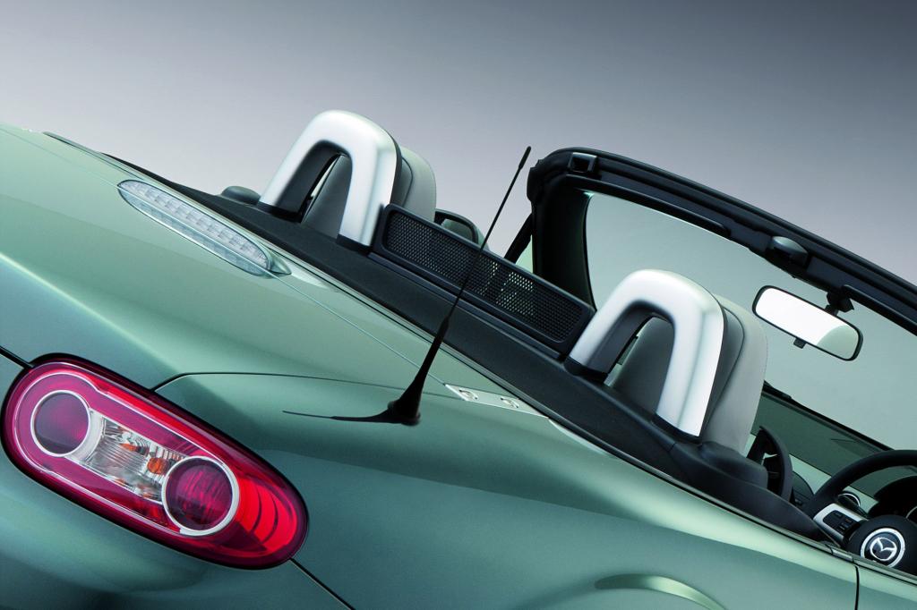 Das auf 900 Fahrzeuge limitierte Modell kann mit Stoff- oder Metalldach (ab 25.090 Euro) geordert werden