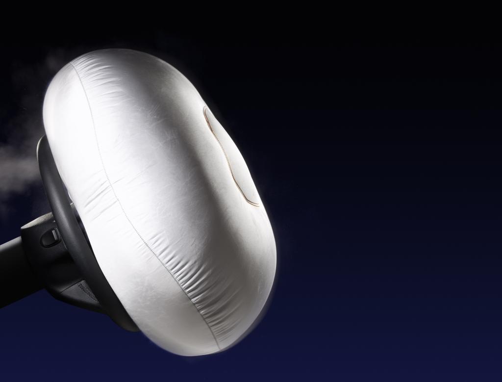 Der Airbag hat die Insassensicherheit beim Frontalaufprall deutlich verbessert und seit 1990 allein in Deutschland vermutlich über 2500 Menschenleben gerettet.