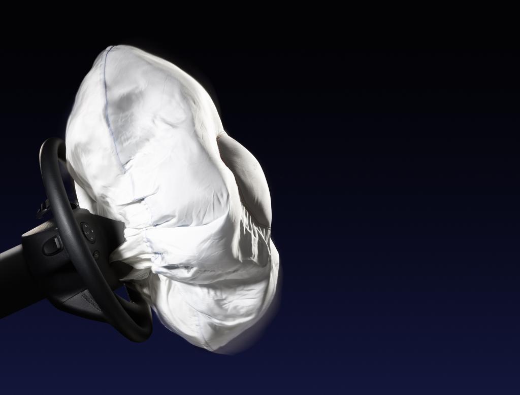 Der Airbag hat die Insassensicherheit beim Frontalaufprall deutlich verbessert und seit 1990 allein in Deutschland vermutlich über 2500 Menschenleben gerettet.