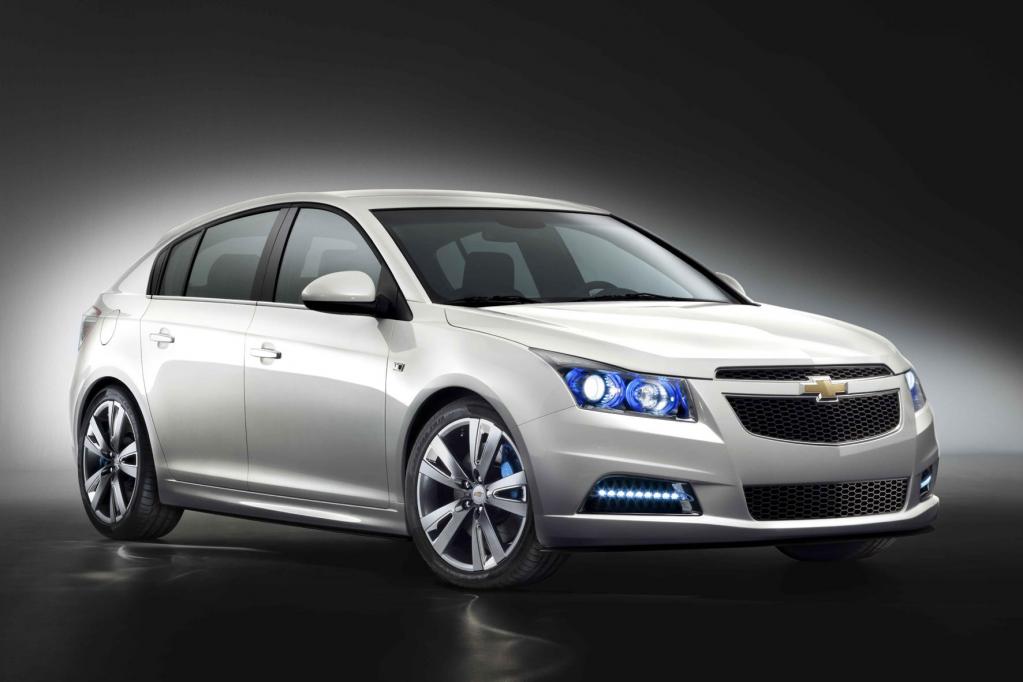 Der Chevrolet Cruze kommt als Schräghecklimousine an den Lac Léman. 