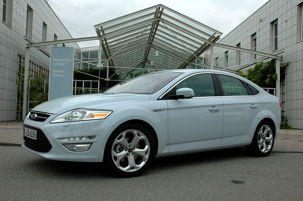 Der Mondeo, hier die Limousine, zählte zu den Produktneuheiten 2010 ...