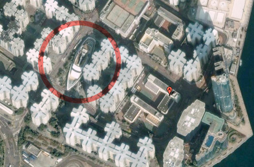 Die Whampoa wirkt ziemlich verloren zwischen den Hochhäusern, Foto: funlobby.org