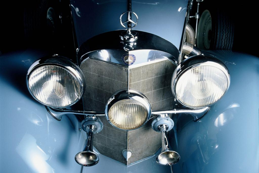 Die eindrucksvolle Kühlermaske des Mercedes-Benz 540 K