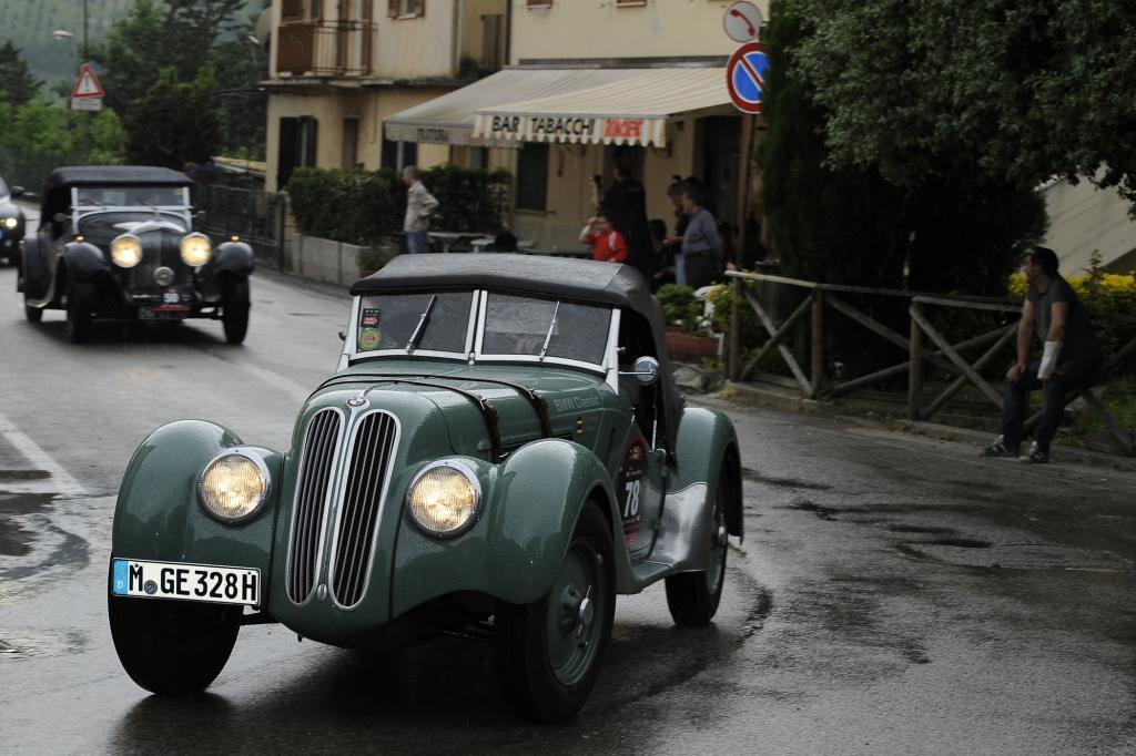 Ein BMW 328 bei einer historischen Rallye