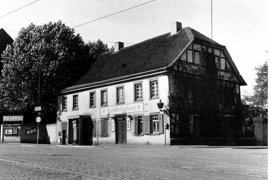 Einzelne Zapfsäulen an Häusern waren 1942 keine Seltenheit