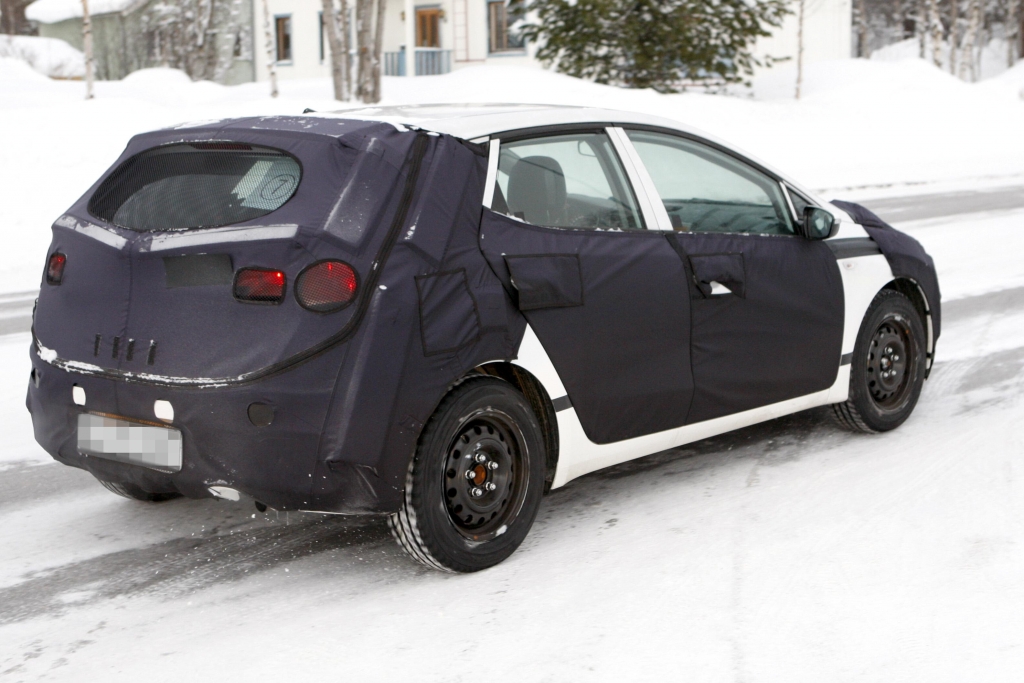 Erwischt: Erlkönig Kia Cee'd – Ein Koreaner im Schnee – Die Motorenpalette dürfte sich aus den bekannten Benzinmotoren und Dieselaggregaten CRDi mit Leistungsspektren von 90 bis 126 PS zusammen setzen. | fotos: lehmann photo-syndication