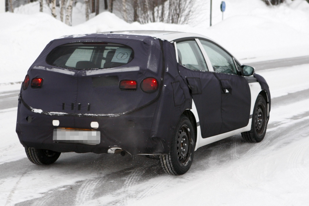 Erwischt: Erlkönig Kia Cee'd – Ein Koreaner im Schnee – Es muss offen bleiben, ob auch Kia auf den Zug aufspringt, und das eine oder andere Ausstattungsdetail der Optionsliste mit als Serie verbaut. | fotos: lehmann photo-syndication