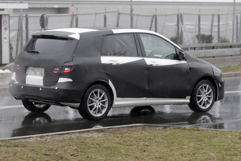 Erwischt: Erlkönig Mercedes-Benz B-Klasse auf deutschen Straßen -- Bislang lag der Einstiegspreis für die Mercedes B-Klasse bei 24.335 Euro. | fotos: lehmann photo-syndication 