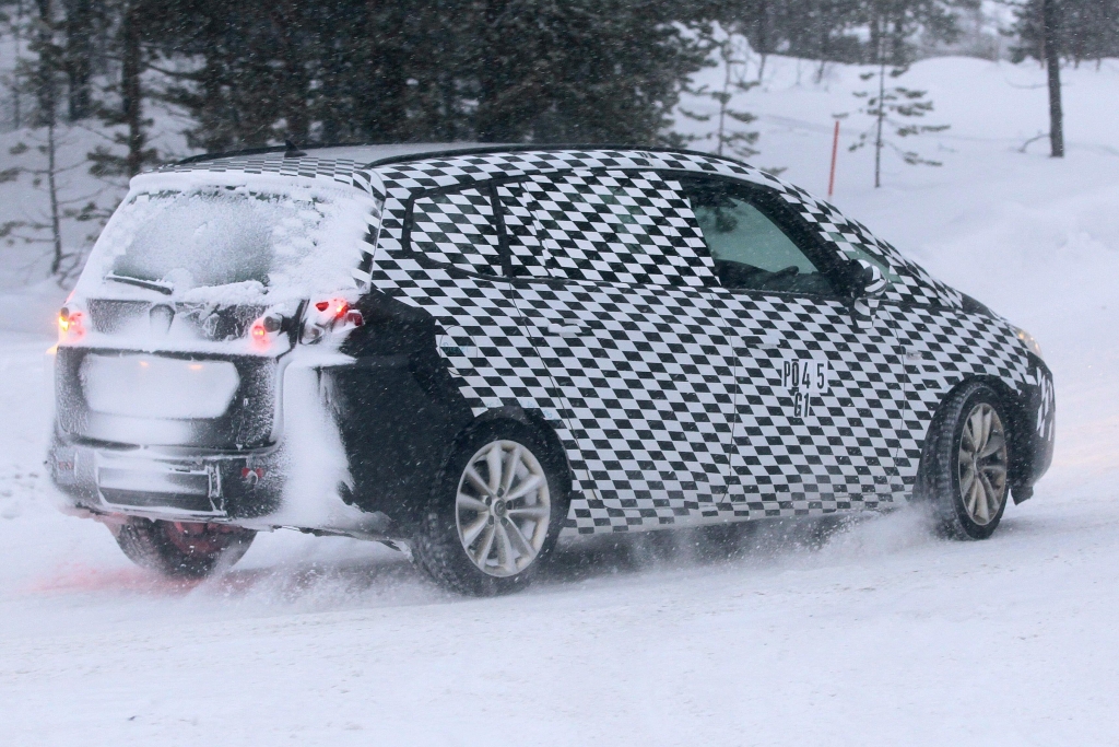 Erwischt: Erlkönig Opel Zafira - Auch die dritte Generation des Opel Zafira wird auf der Plattform des kompakten Astra vorfahren. Und so dürfte auch die Motorenpalette ähnlich ausfallen. | fotos: lehmann photo-syndication