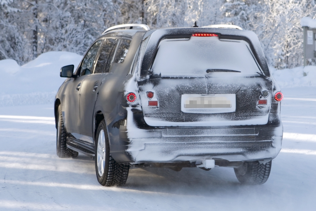 Erwischt: Mercedes GL – Platz da für den Dinosaurier! -- Berichten zufolge, basiert der GL auf der verlängerten Bodengruppe des Mercedes ML, welcher 2011 in den Handel kommen wird. | fotos: lehmann photo-syndication