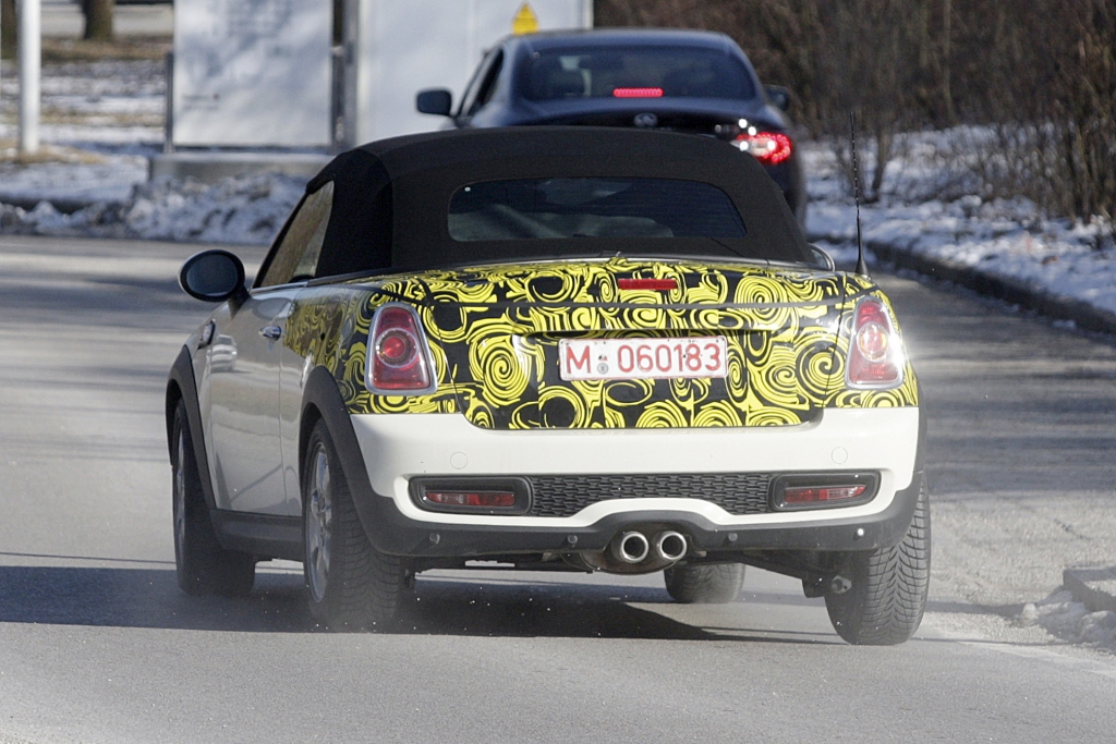 Erwischt: Mini Roadster – Auf zwei Sitzen gen Sonne -- Den Roadster ziert ein ausfahrbarer Heckspoiler, ein mittig platziertes Doppelendrohr und auf der Heckklappe thront zentriert das dritte Bremslicht. | fotos: lehmann photo-syndication
