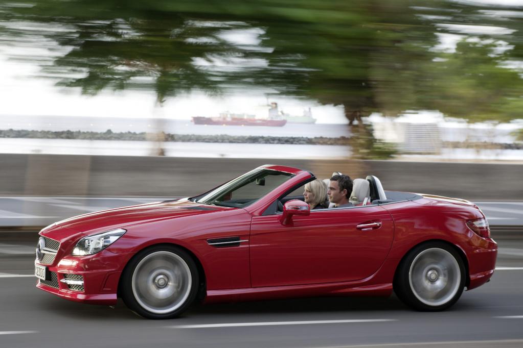 Für viel Freude am Offenfahren sorgt auch der neue Mercedes-Benz SLK. 