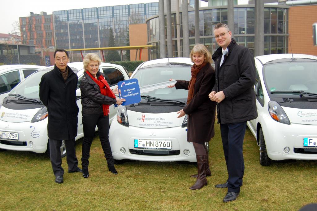 Fahrzeugübergabe (v.l.): Hiroshi Taguchi (Geschäftsführer Mitsubishi Deutschland), Frankfurts Oberbürgermeisterin Petra Roth, Karin Schnick (Umweltdezernentin aus Hattersheim) und Mainova-Vorstandsvorsitzender Dr. Constantin H. Alsheimer.