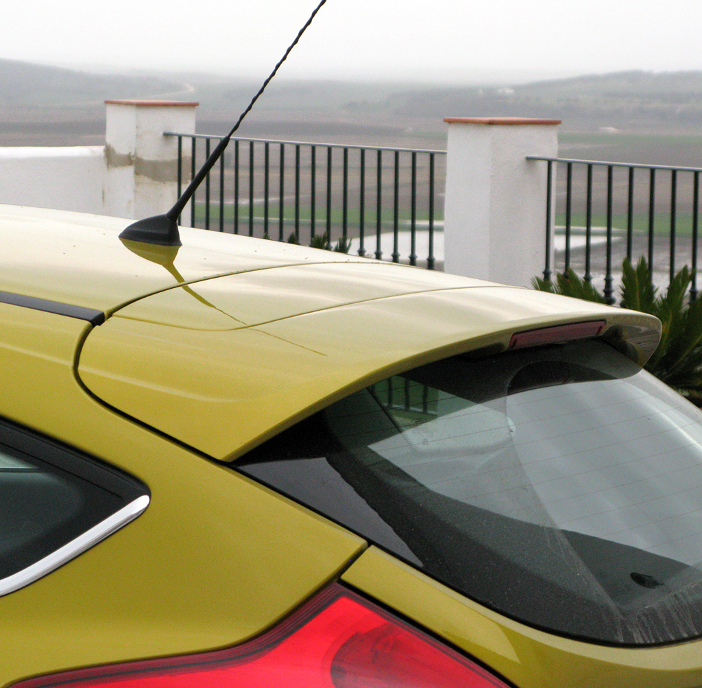 Ford Focus: Blick auf Stabantenne und Dachkanten-Spoiler am Heck. 