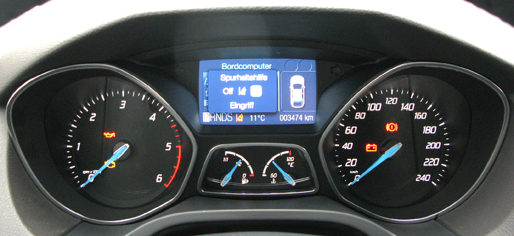 Ford Focus: Blick durch den Lenkradkranz auf die Rundinstrumentierung. 