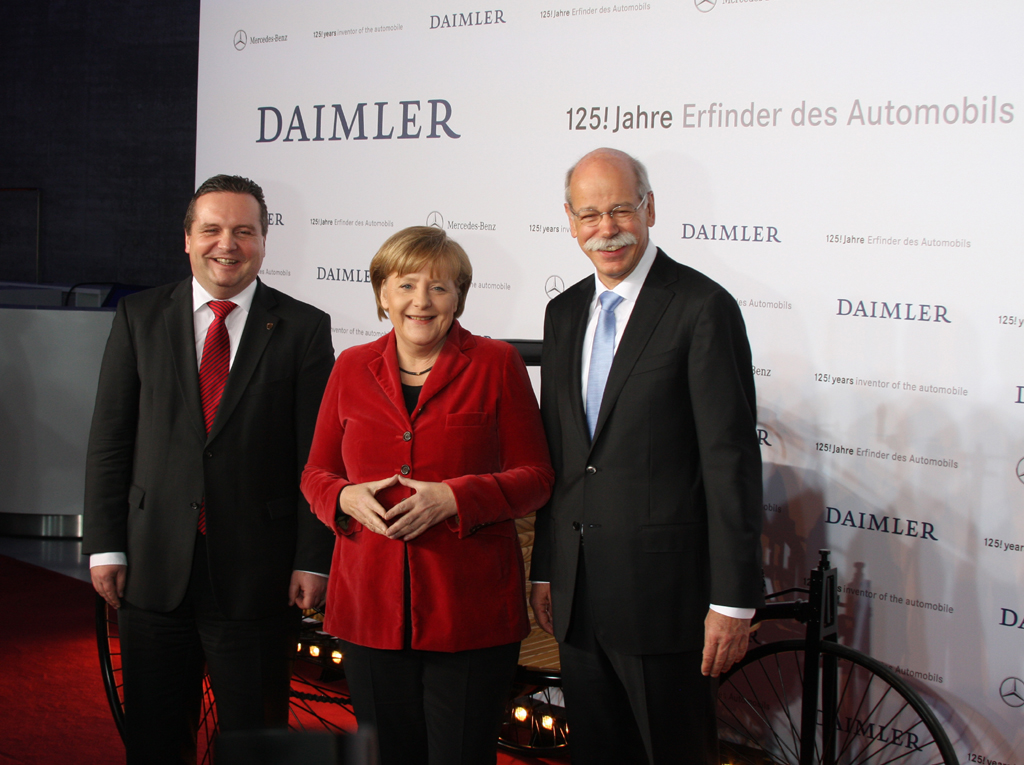 Gruppenbild mit Gästen: (von links) Baden-Württembergs Ministerpräsident Stefan Mappus, Bundeskanzlerin Angela Merkel und Daimler-/Mercedes-Chef Dieter Zetsche. 