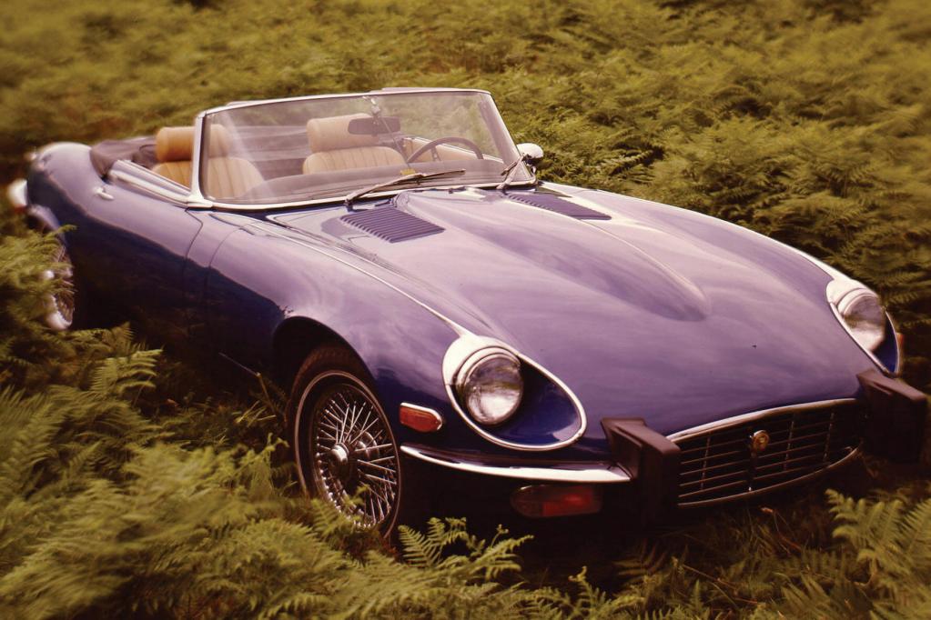 Im Zeichen des 50-jährigen Modelljubiläums des Jaguar E-Type steht der Messestand der britischen Sportwagenschmiede. 