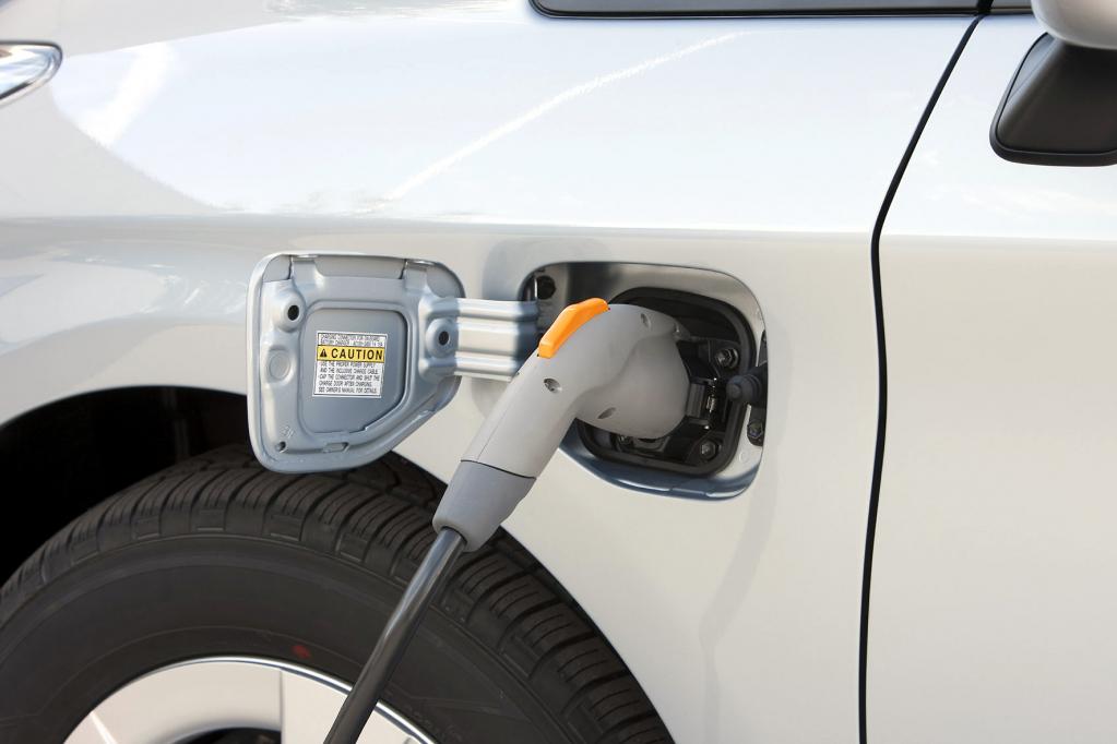 In der Praxis braucht der Prius Plug-In für eine 