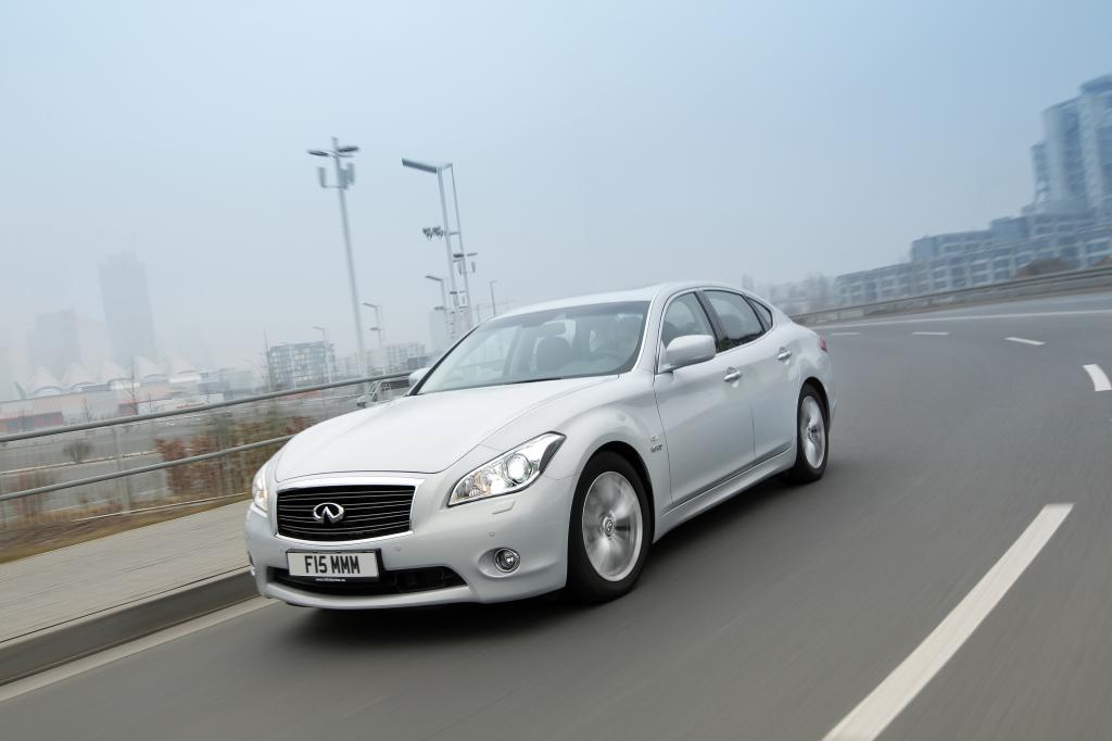 Infiniti M35h.