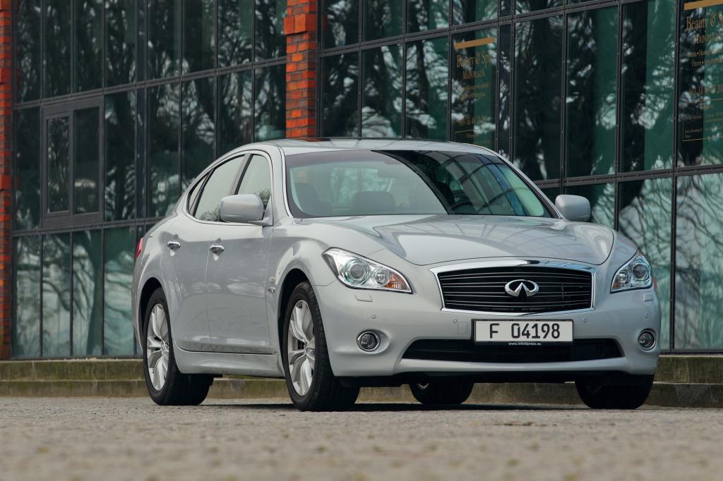 Infiniti M35h.
