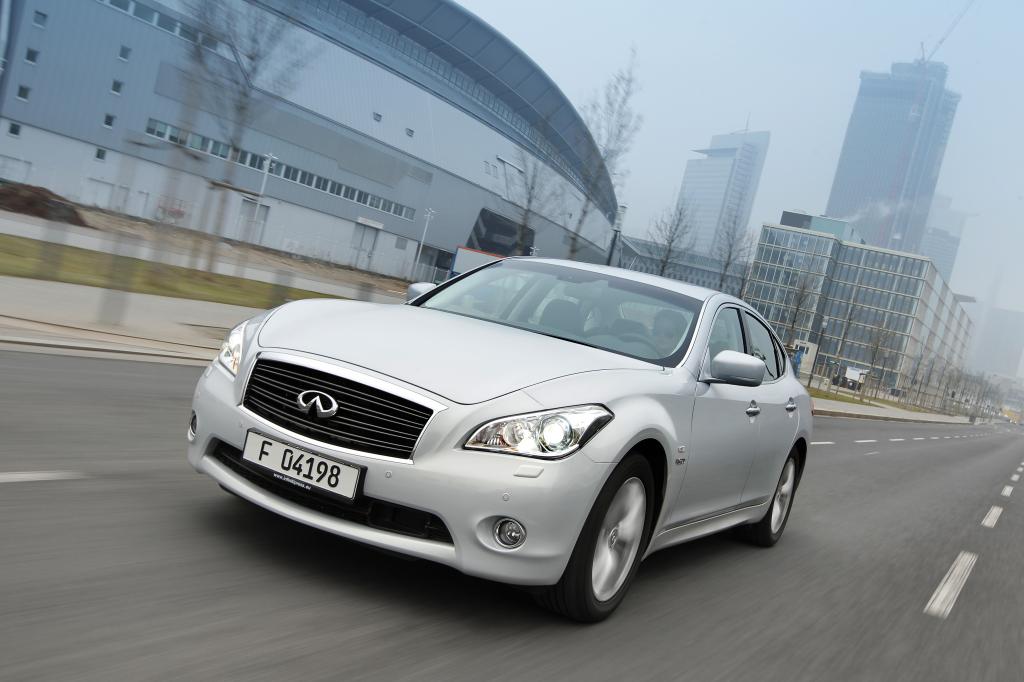 Infiniti M35h.