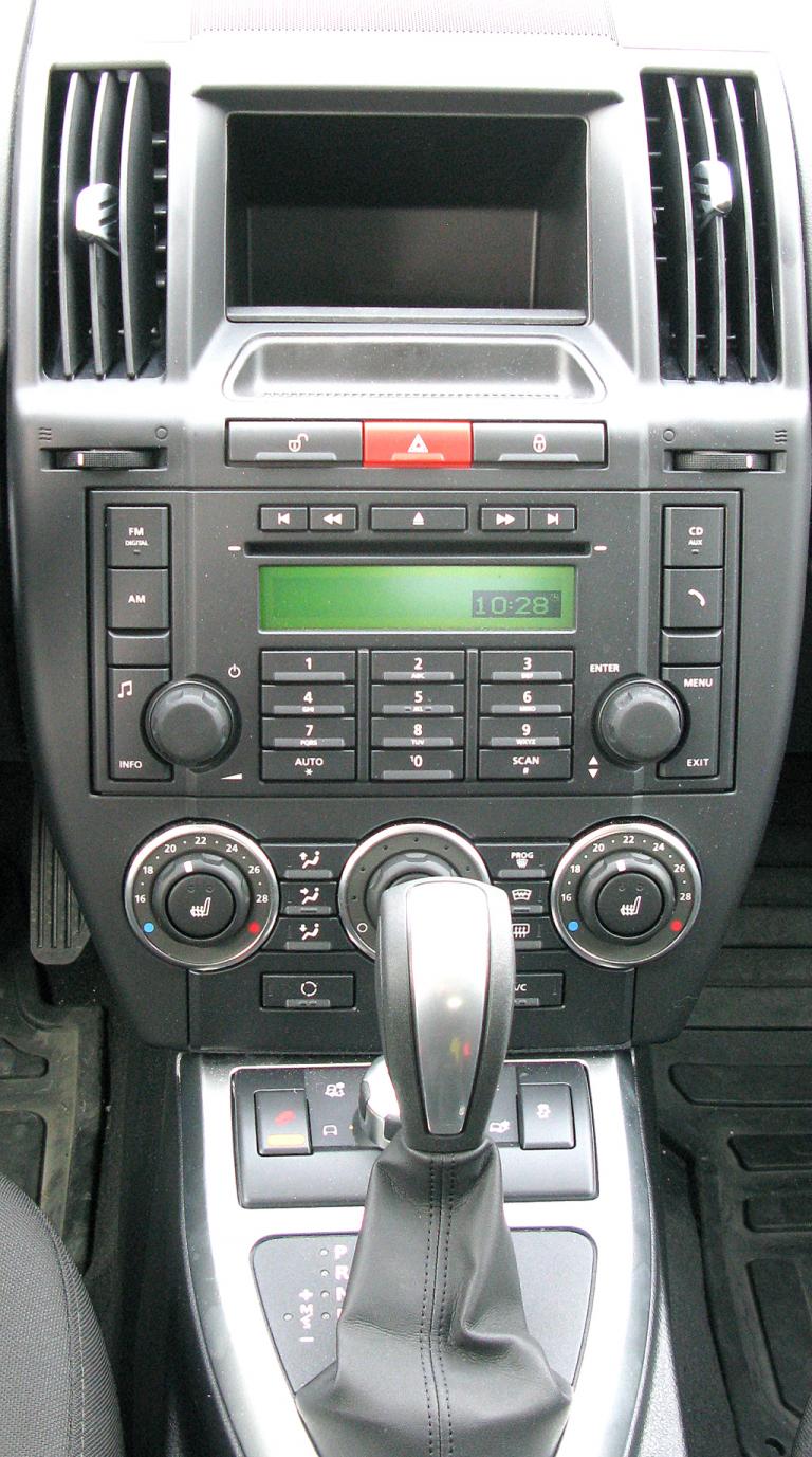 Land Rover Freelander: Blick auf den mittleren Armaturenträger. 