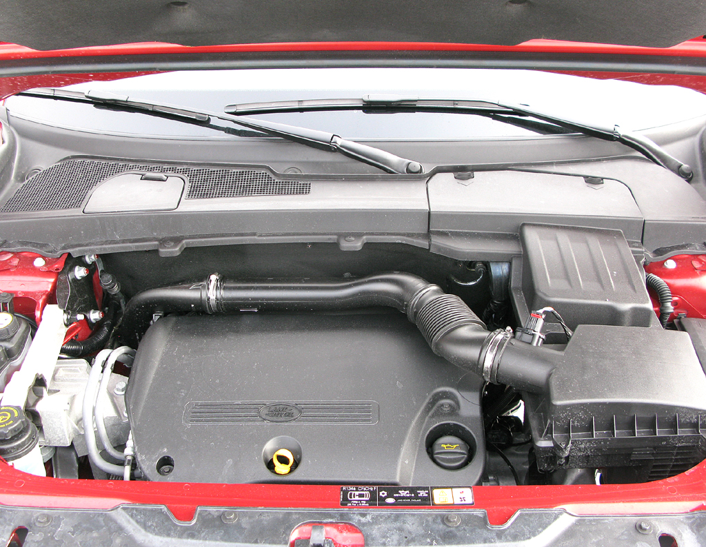 Land Rover Freelander: Blick unter die Motorhaube, drei Aggregate stehen zur Wahl. 