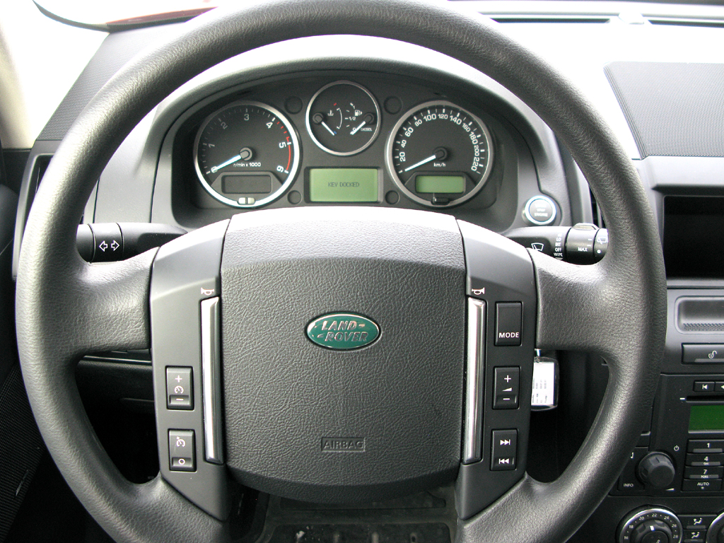 Land Rover Freelander: Das Cockpit wirkt klar strukturiert. 