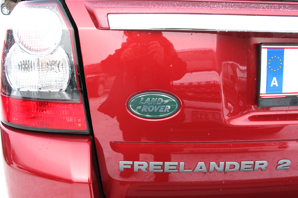 Land Rover Freelander: Moderne Leuchteinheit hinten mit Marken- und Modellschriftzug. 