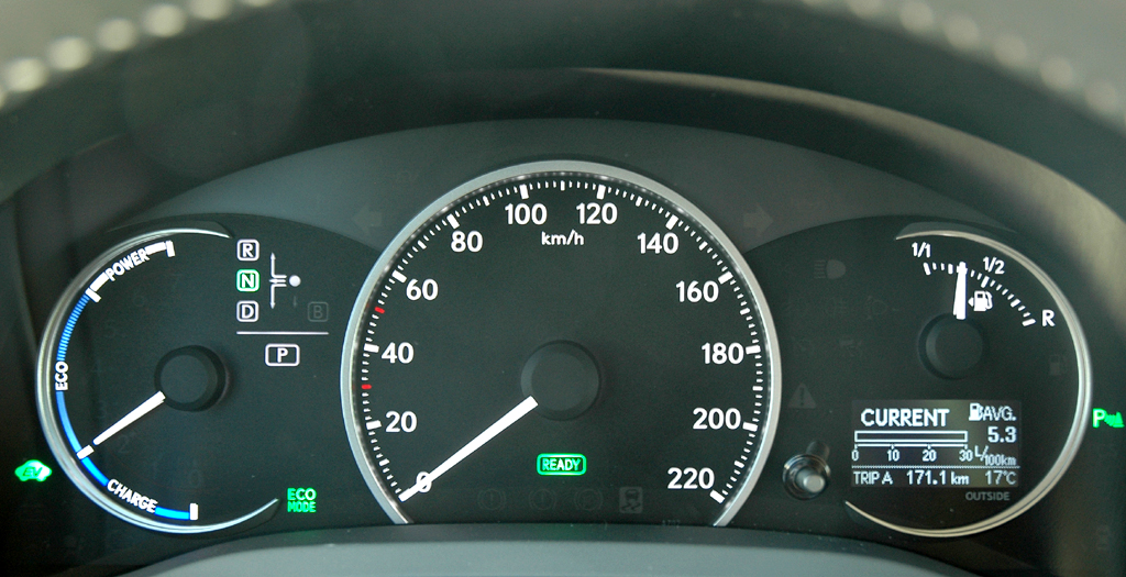 Lexus CT 200h: Blick durch den Lenkradkranz auf die Rundinstrumentierung. 