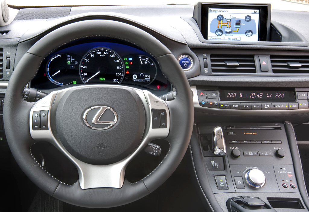 Lexus CT 200h: Blick ins Cockpit des Frontantrieblers. 