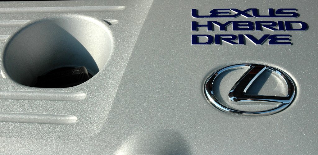 Lexus CT 200h: Blick unter die Motorhaube des Japaners mit Doppelherz. 
