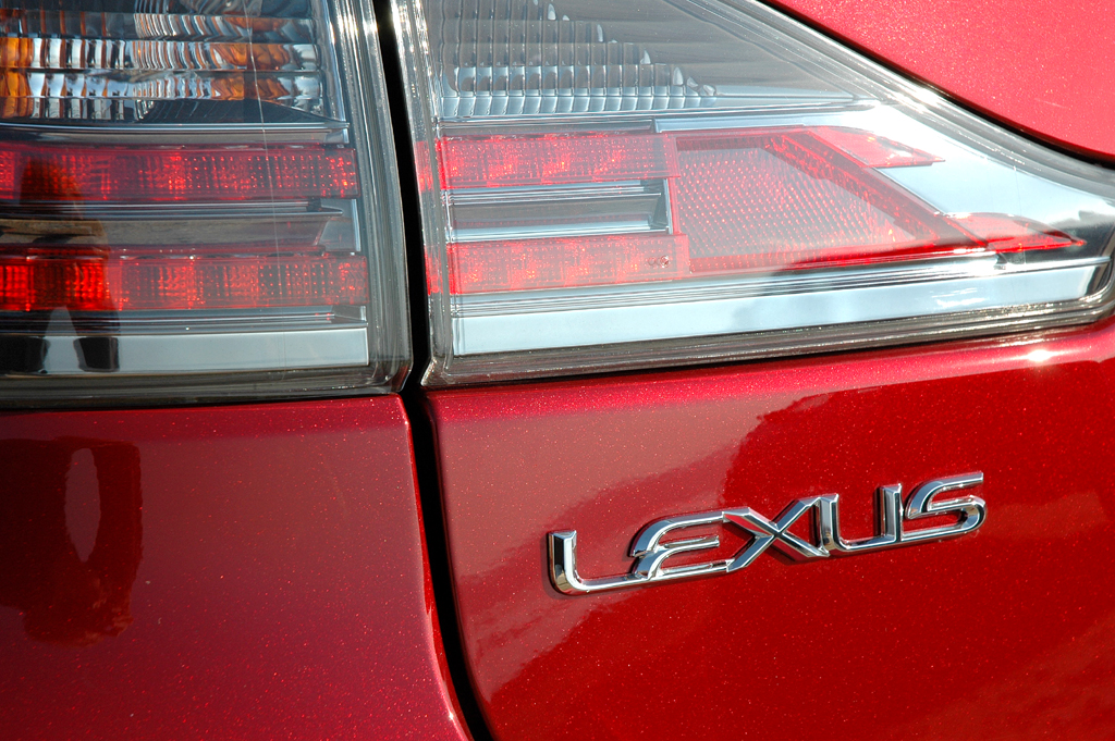 Lexus CT 200h: Moderne Leuchteinheit hinten mit Markenschriftzug. 